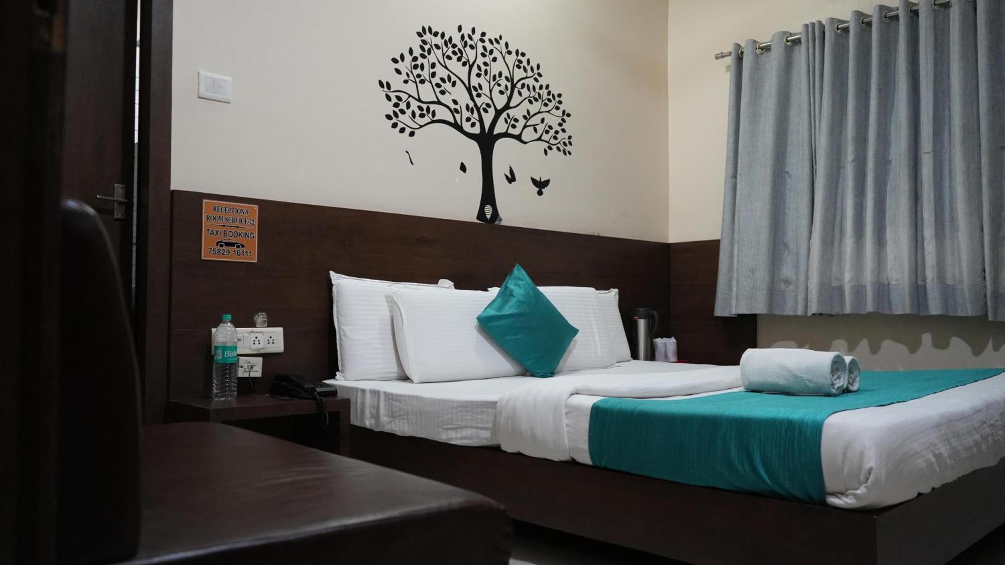 Hotel Satyug Ujjain Ngoại thất bức ảnh